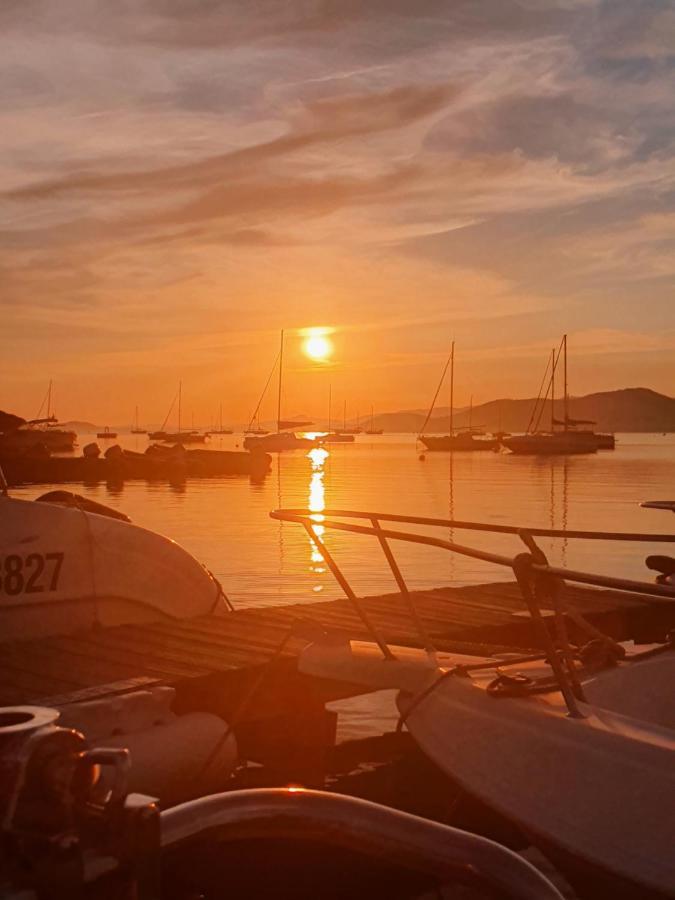Porquerolles - Nuit Insolite A Bord Du Defi Fou Екстер'єр фото